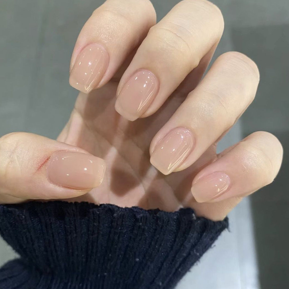 極簡裸色與透膚粉光澤穿戴甲 - 乾淨女孩美學