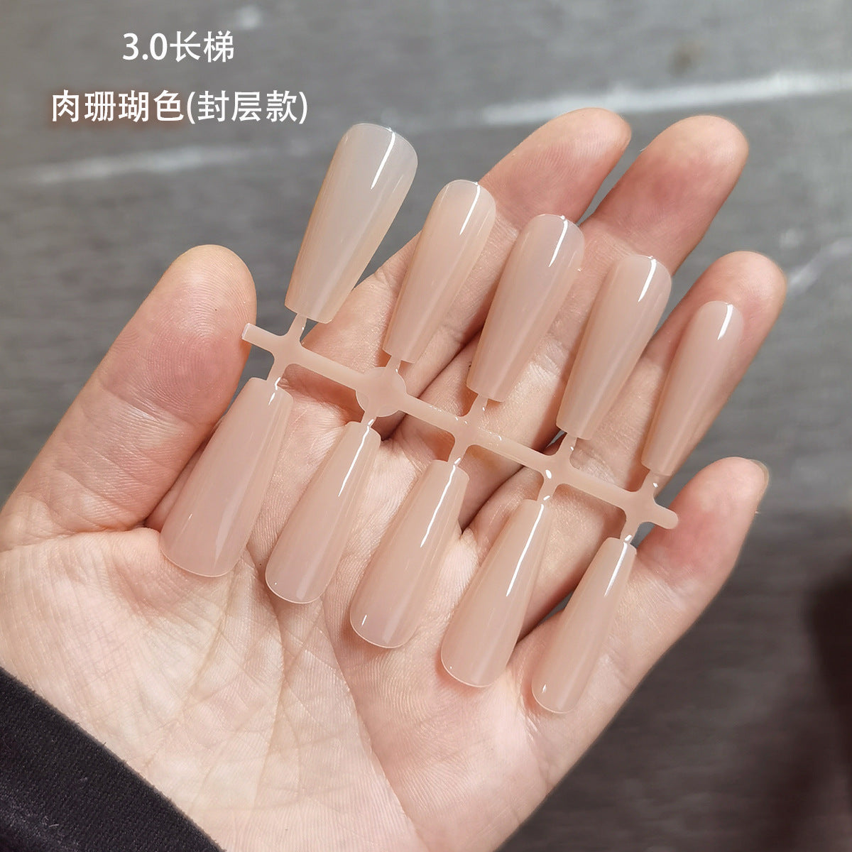 極簡裸色與透膚粉光澤穿戴甲 - 乾淨女孩美學