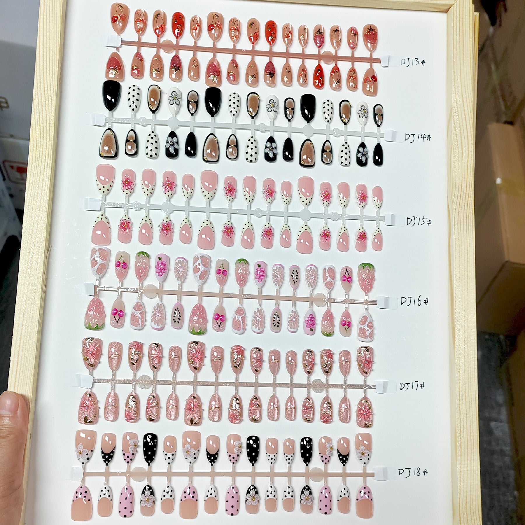 Chic 3D Resin Press-On Nails - Floral & Trendy Designs