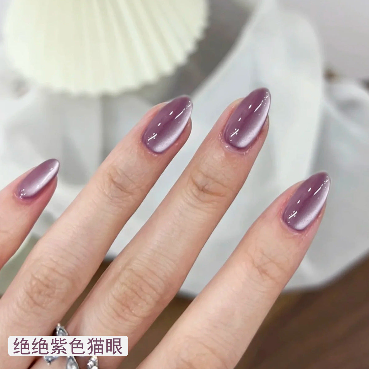 優雅短款杏仁形穿戴甲 - 法式、貓眼與經典款式