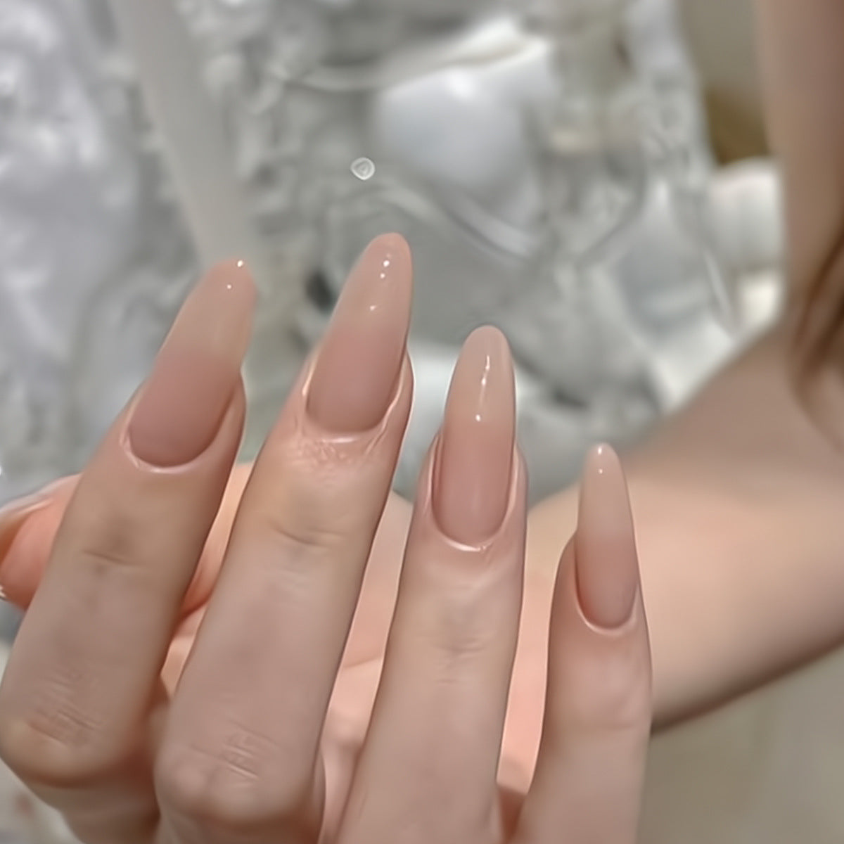 極簡裸色與透膚粉光澤穿戴甲 - 乾淨女孩美學