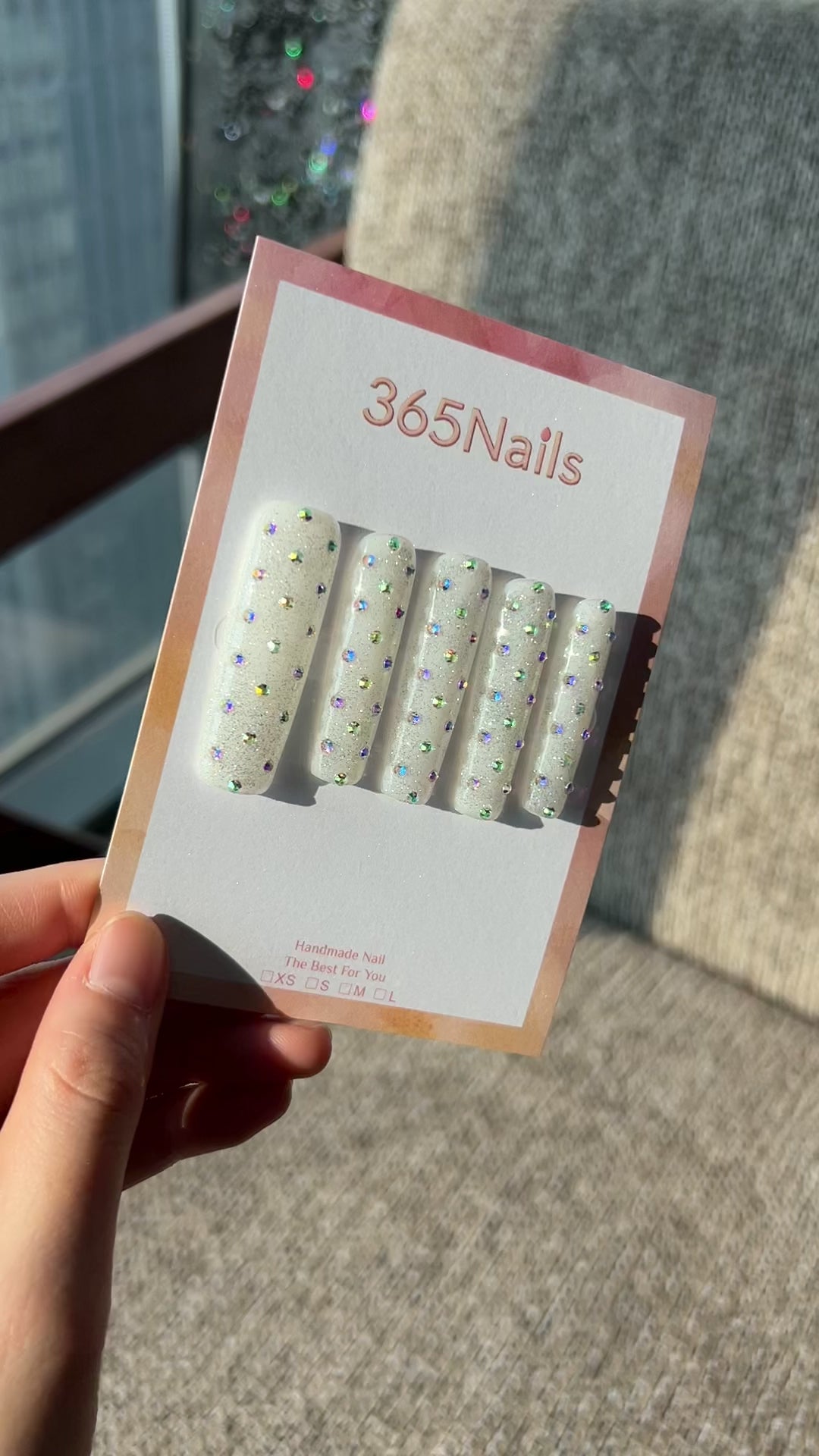 Charger la vidéo : Sugar Frost Crystal — ongles press-on blanc mat, ornés de strass, forme carrée | Crystal Armor Series