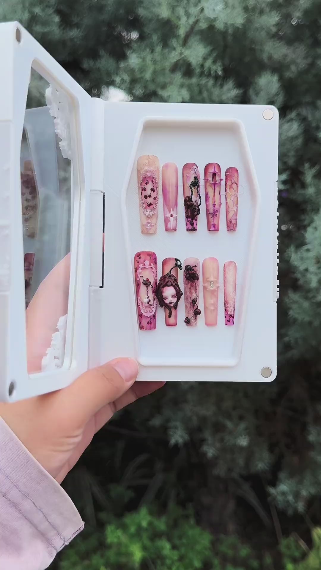 Load video: 血色櫻桃哥德洋娃娃穿戴甲「血跡」 | Handartnails