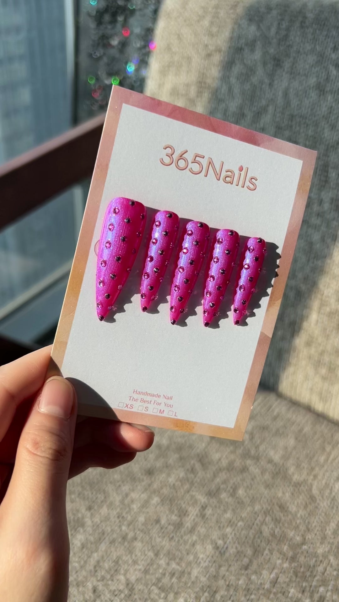 Charger la vidéo : Ongles press-on « Pop de baies » cloutés ｜ Violet vif long, forme stiletto | Série Crystal Armor