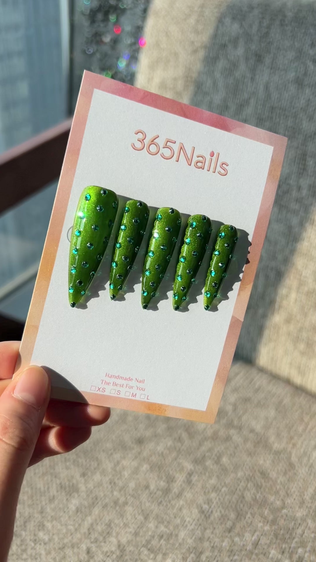 Charger la vidéo : Emerald Galaxy Studded — ongles press-on vert émeraude, forme stiletto avec strass turquoise | Crystal Armor Series